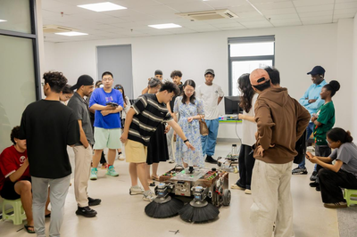 國際師生沉浸式體驗(yàn)具身智能AI科技，感知中國創(chuàng)新力量